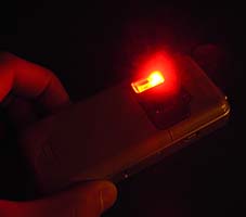 Eine superhelle rote LED hilft dem Nokia N82 im Dunkeln beim Scharfstellen.