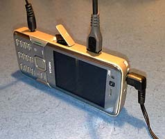 Die Anschlüsse des Nokia N82 liege alle oben bzw. an der linken Gehäuseseite
