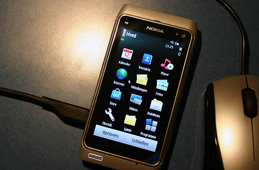 Nokia N8 mit einer USB-Maus verbunden