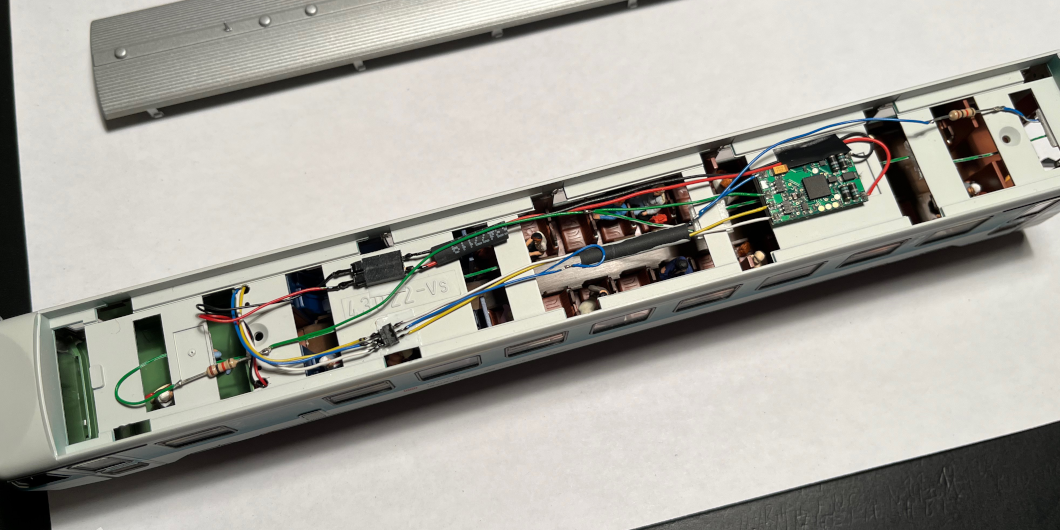 Im Steuerwagen steckt der Decoder im Dach