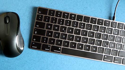 Apple Magic Keyboard auf dem Schreibtisch