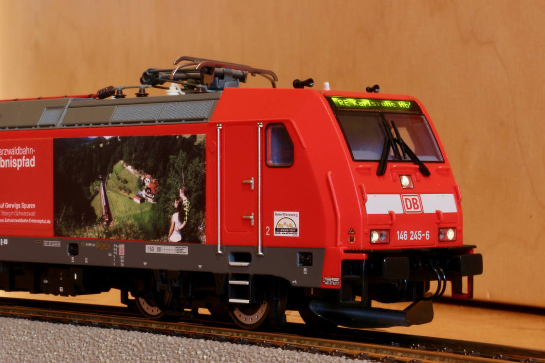 146.2 von Trix als Zuglok der Schwarzwaldbahn