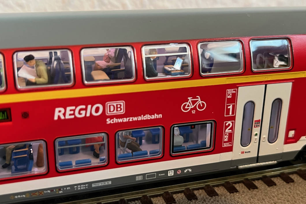Reisender mit beleuchtetem Laptop