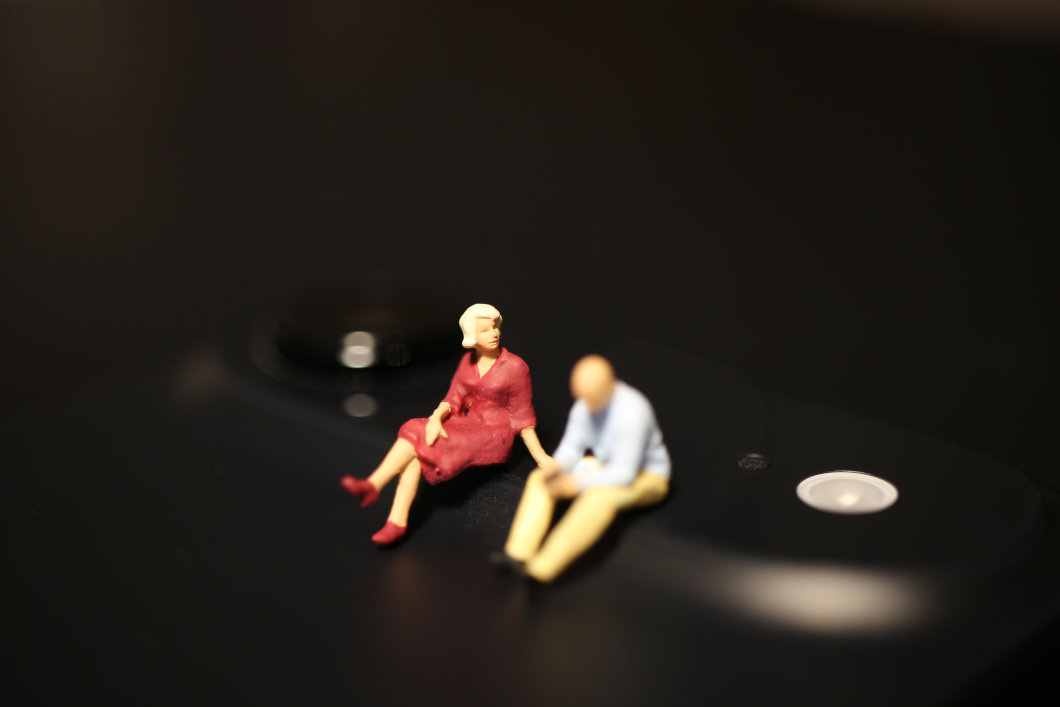 Preiser-Figuren sitzen auf dem Plateau des iPhone Air