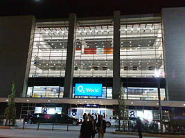 Vor dem Premium-Eingang der O2 World Berlin stehen zwei Stech-Limousinen